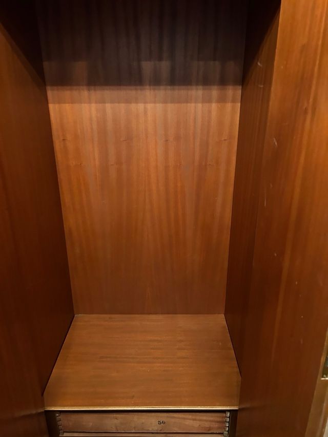 Guardaroba antico in legno