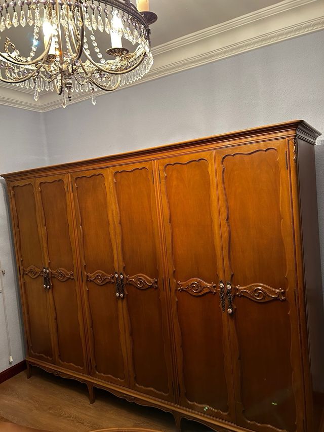 Guardaroba antico in legno