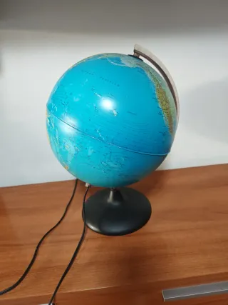 Globo terráqueo con luz