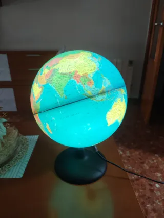 Globo terráqueo con luz