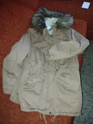 Abrigos H&M uno blanco y otro marrón claro