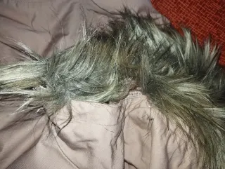 Abrigos H&M uno blanco y otro marrón claro