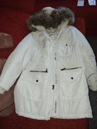 Abrigos H&M uno blanco y otro marrón claro