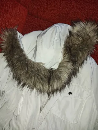 Abrigos H&M uno blanco y otro marrón claro