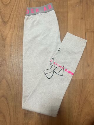 Mallas Under Armour grises con logo rosa