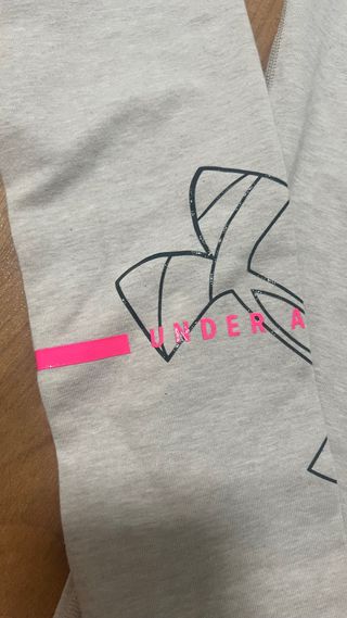 Mallas Under Armour grises con logo rosa