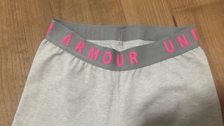 Mallas Under Armour grises con logo rosa