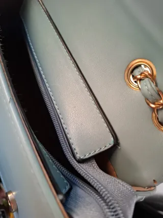 Bolso azul con cadena dorada