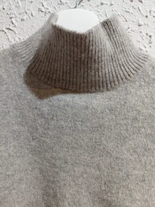 Jersey Uniqlo Cuello Alto Gris Talla XXS