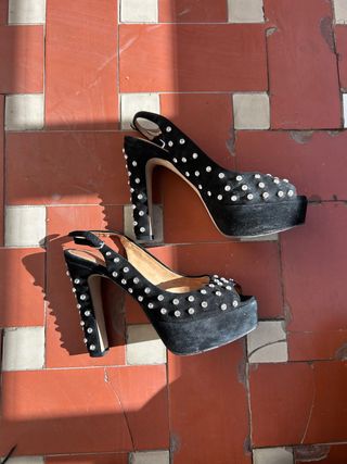 Zapatos de tacón negros con pedrería