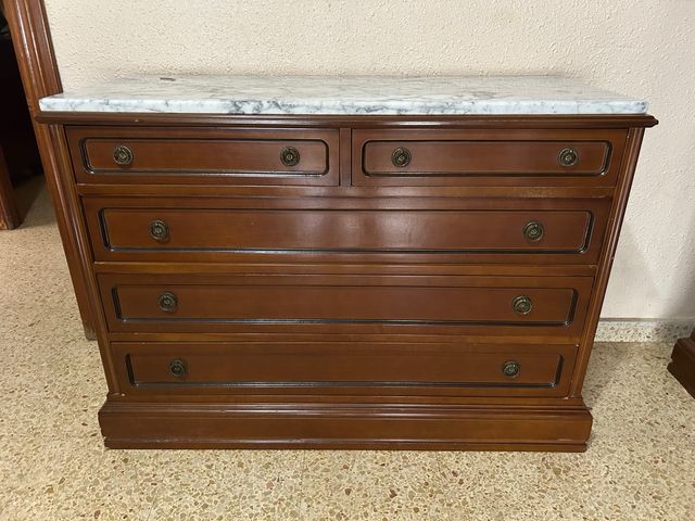 Cómoda de madera con tapa de mármol