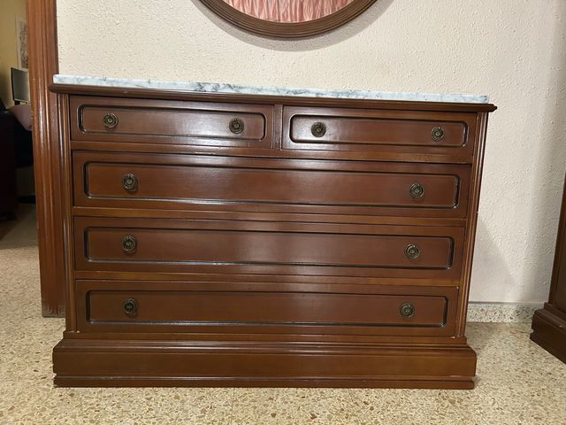 Cómoda de madera con tapa de mármol