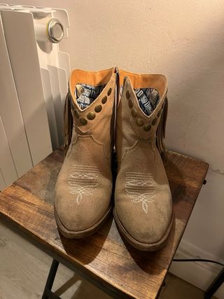 Botas cowboy ante con tachuelas y flecos