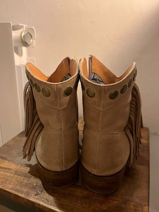 Botas cowboy ante con tachuelas y flecos