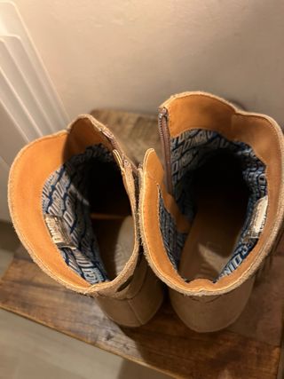 Botas cowboy ante con tachuelas y flecos