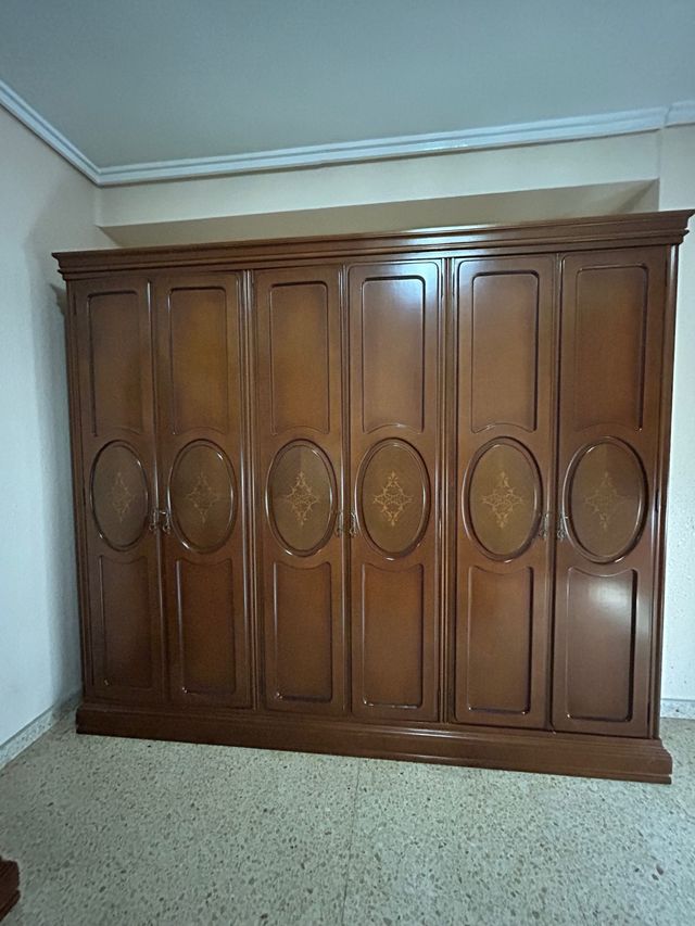 Armario de madera dormitorio