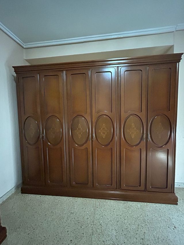 Armario de madera dormitorio