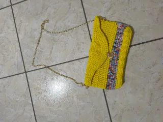 Borsa uncinetto gialla con catena