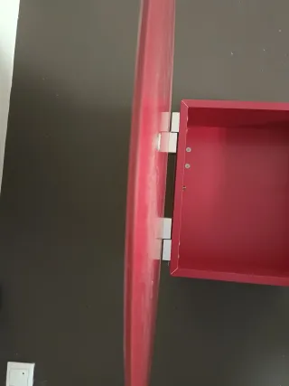 Mueble colgante retro rojo