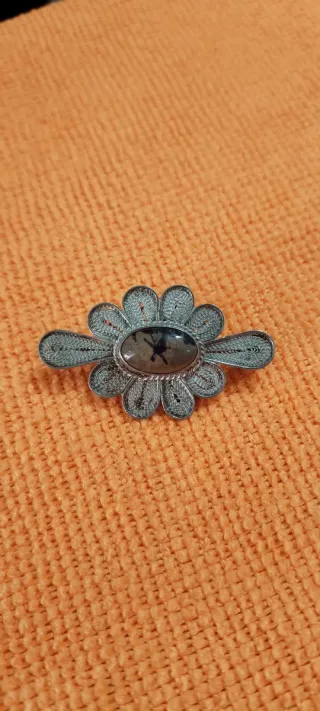 Broche flor con piedra central