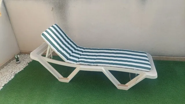 Lettino da esterno in plastica con cuscino a righe