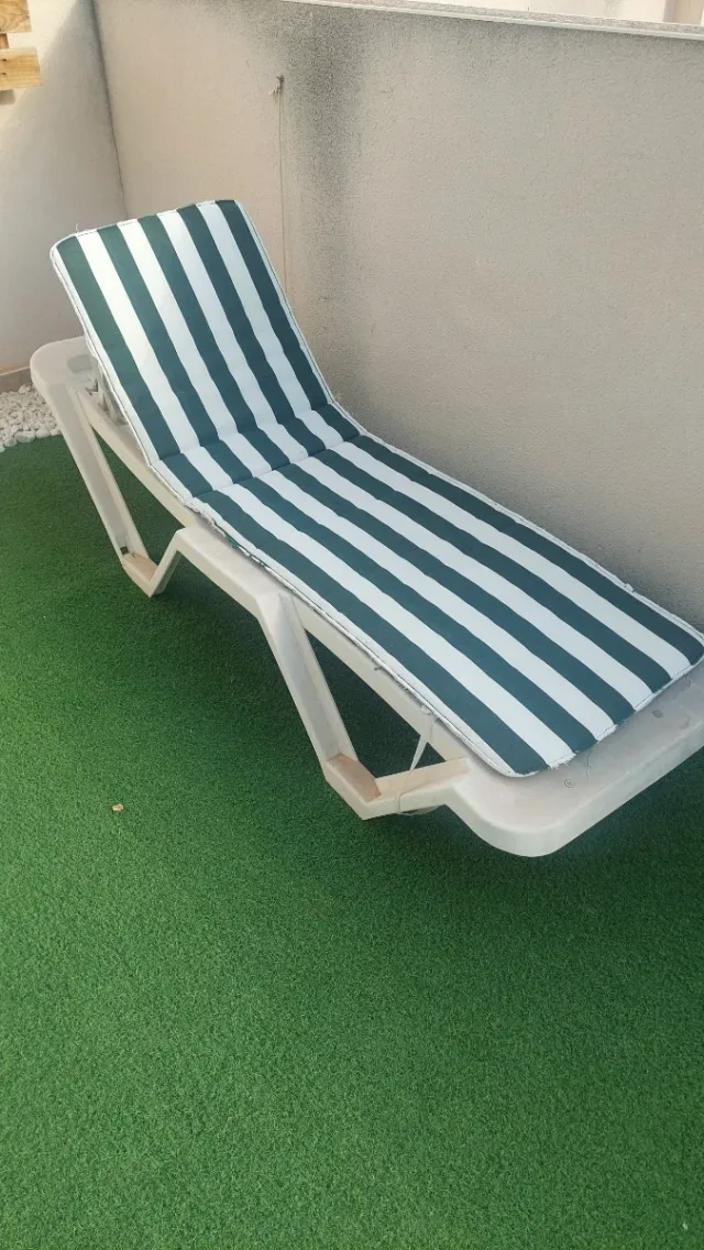 Lettino da esterno in plastica con cuscino a righe