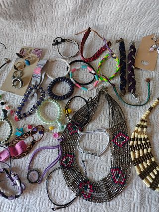 Lote bisutería: 42 unidades collares pulseras anil