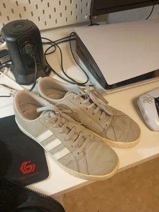 Zapatillas Adidas Beige y Blancas