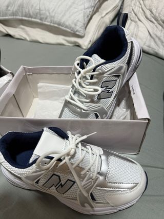 Zapatillas New Balance plateadas y blancas