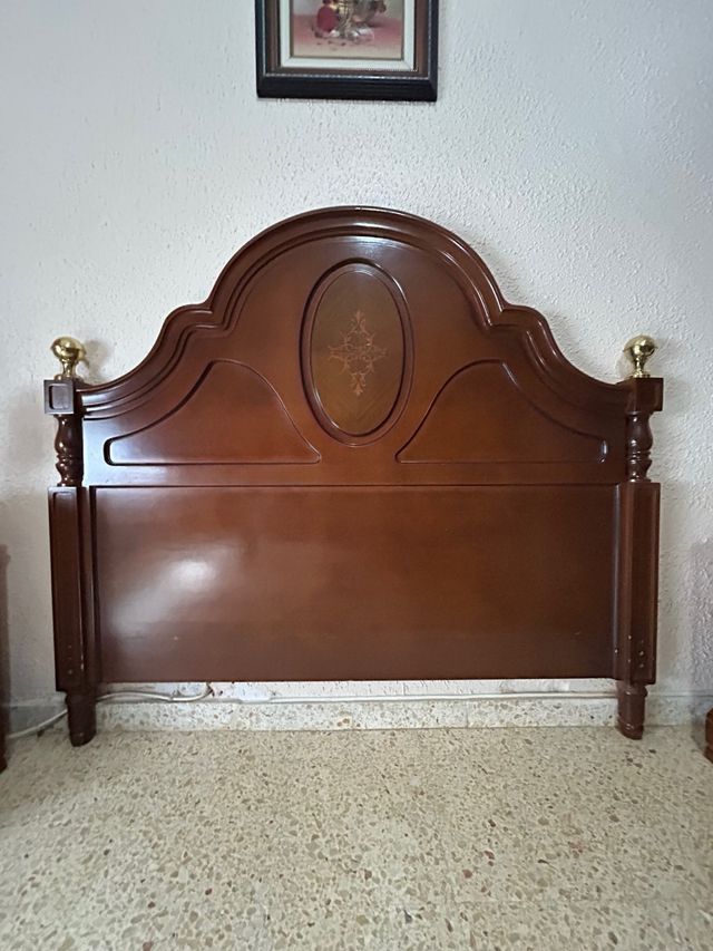 Cabezal de madera marrón