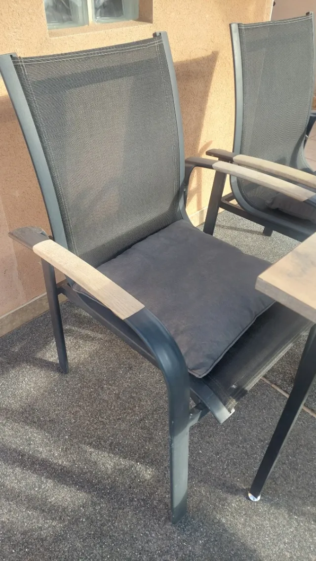 Mesa y sillas de jardín