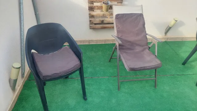 Mesa y sillas de jardín