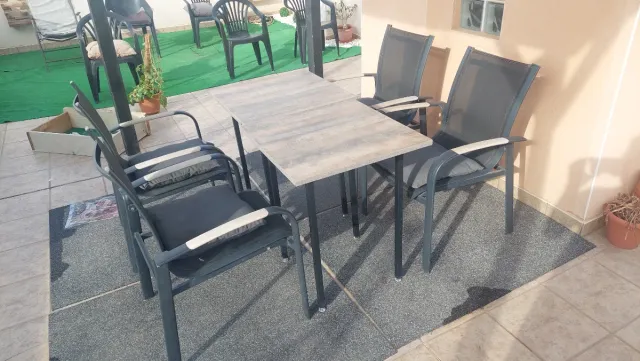 Mesa y sillas de jardín