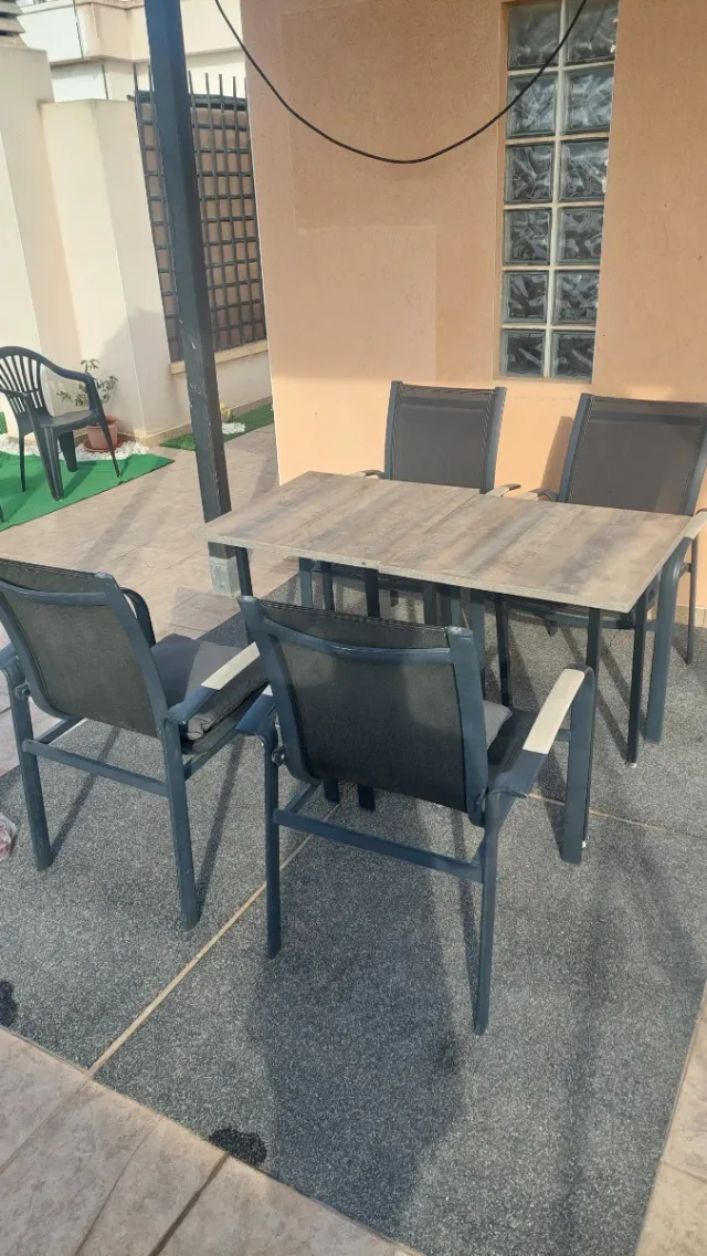 Mesa y sillas de jardín