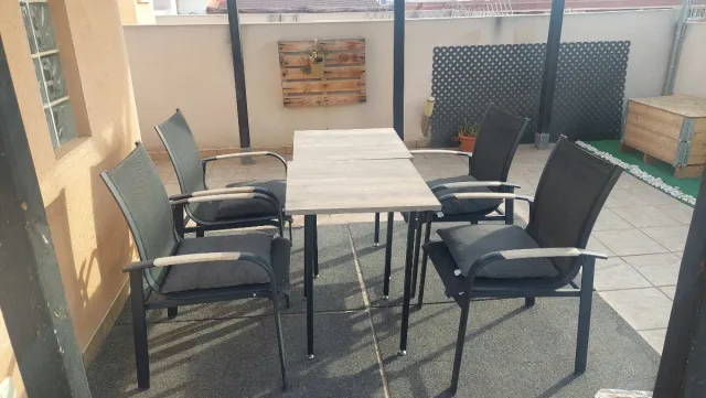 Mesa y sillas de jardín