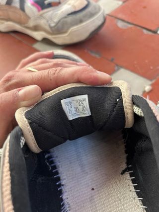 Zapatillas deportivas beige, grises y rosas