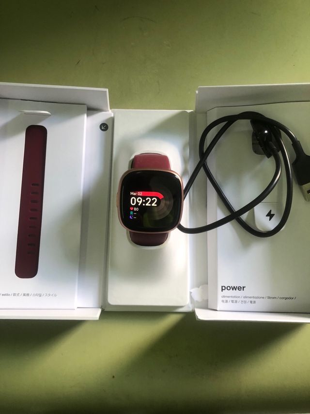 Fitbit Versa 4 rojo cereza