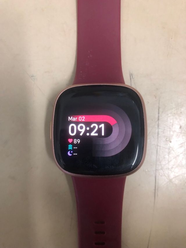 Fitbit Versa 4 rojo cereza