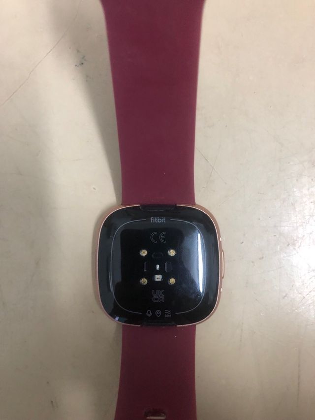 Fitbit Versa 4 rojo cereza