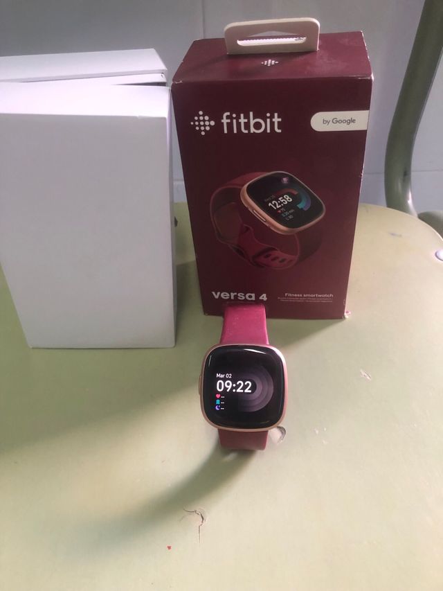 Fitbit Versa 4 rojo cereza