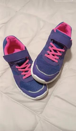 Zapatillas deportivas moradas y rosas