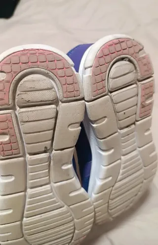 Zapatillas deportivas moradas y rosas