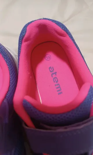 Zapatillas deportivas moradas y rosas