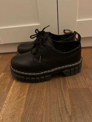 Dr. Martens plataforma piel negro