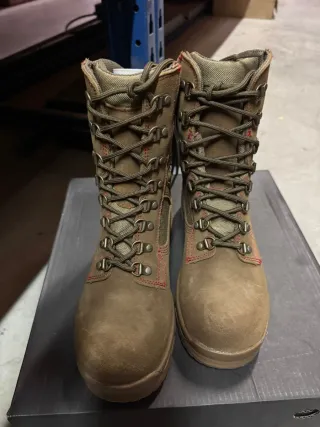Botas militares marrones y verdes