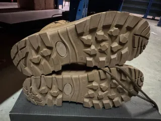 Botas militares marrones y verdes