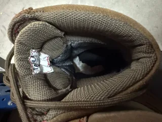 Botas militares marrones y verdes