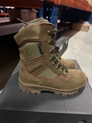 Botas militares marrones y verdes