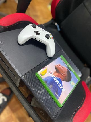 Xbox One con FIFA 22 e controller bianco
