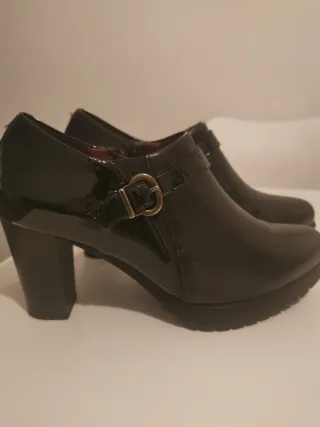 Botín Pitillos Negro Charol de piel Hebilla Tacón